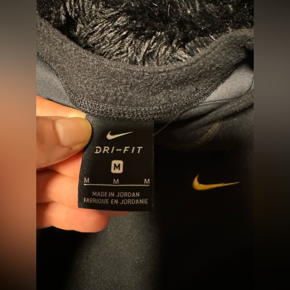 Woman’s Nike crop pull over